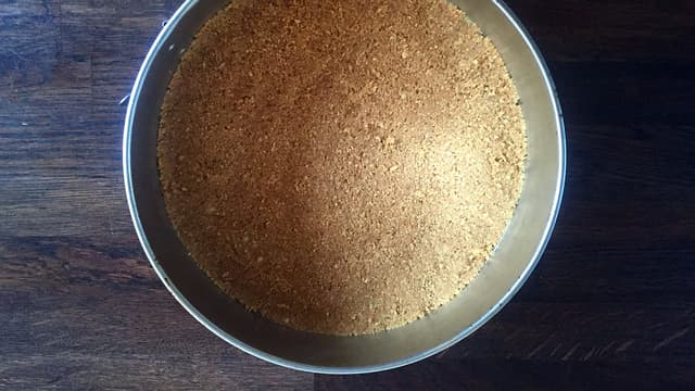 **Nøttebunn:** Blend kjeksene og peanøttene sammen med smøret i en kjøkkenmaskin. Trykk blandingen ut i en bakepapirkledd springform (24 cm), og sett kjølig mens du lager sjokolademoussen.