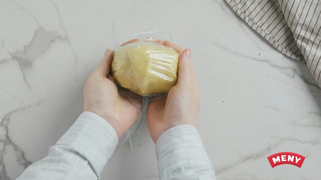 Pakk deigen i plastfolie og la den ligge i kjøleskapet i 30 minutter.
