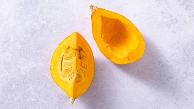 Vask og skrubb gresskarene godt. Skjær vekk den harde tuppen på stilken og del gresskaret i to. Skrap ut kjernen og frøene med en spiseskje. Del gresskaret i smale båter, skiver eller jevne biter.