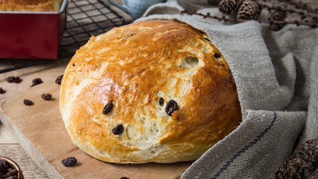 Sett julekakene nederst i ovnen, senk temperaturen til 175 grader. Stek julekakene i ca. 25-30 minutter. Avkjøl på rist.