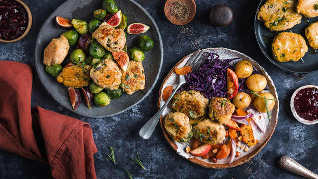 Form små kaker med en skje dyppet i kaldt vann. Stek kakene i smør eller vegansk margarin til de er gylne.