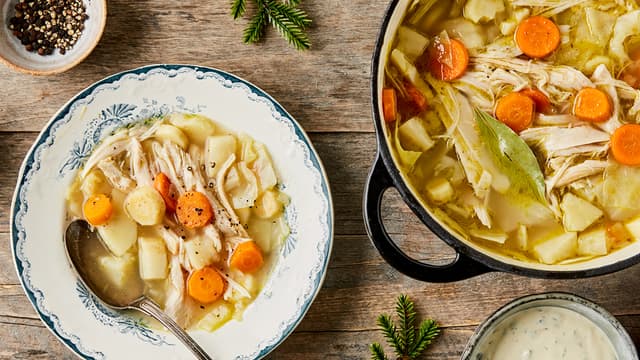 Rotgrønnsakssuppe av rester med timian-aioli
