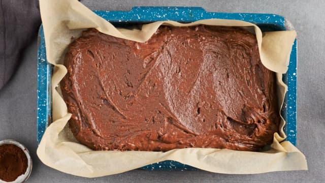 Fordel kakerøren i en langpanne med bakepapir. Pass på at røren ikke går over ¾ av kanten.