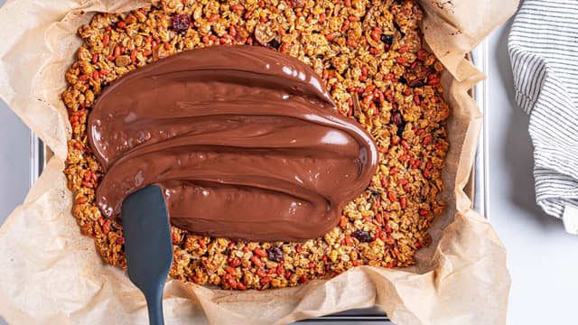 **Sjokolade på toppen:** Hvis du ønsker sjokolade på toppen gjør du det når granolabaren har blitt avkjølt. Da smelter du sjokoladen i mikrobølgeovn eller over vannbad, og fordeler over toppen med en slikkepott. Sett så kjølig så sjokoladen stivner.