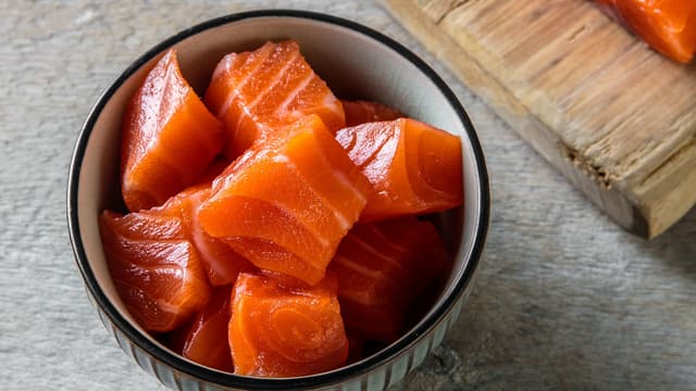 Kutt laksen i små terninger.