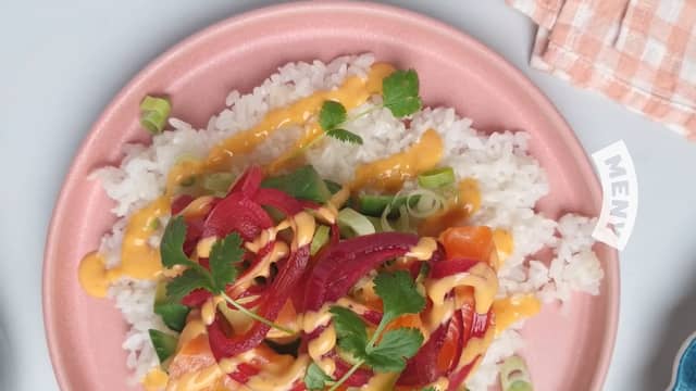 Topp med laks, avokado, vårløk, syltet rødløk og chilimajones.