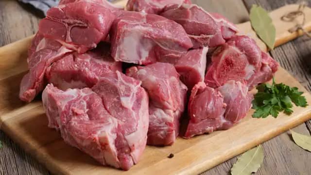 **Lammekjøtt:** Del kjøttet i passende stykker og skyll godt i kaldt vann. Legg i en kjele og dekk kjøttet med kaldt vann. Tilsett en god klype salt og la det koke opp. Skum vekk alle urenheter som legger seg på toppen.