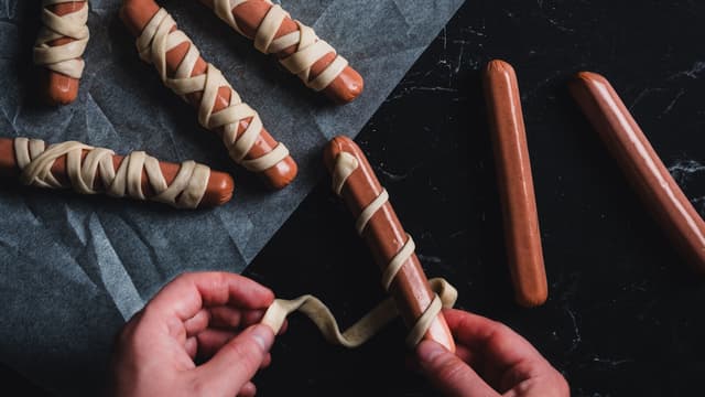 Tvinn rundt pølsene. Strimlene kan gjerne gå litt på kryss og tvers.