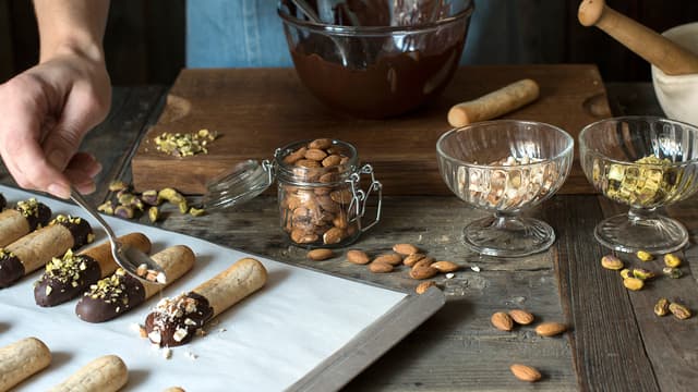 Pynt stengene med melis, eller dypp de i smeltet sjokolade.