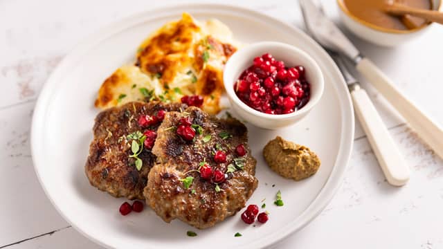 Karbonader med brun saus, fløtepoteter og tyttebær