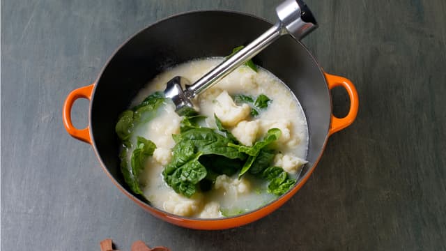 Fres løk og hvitløk i olje, tilsett melk, fløte og kraft og kok opp. Tilsett spinat og blomkål, la koke ½ min. og kjør til puré i en blender. Smak til med muskat, salt og pepper. Anrett i skåler med kylling og skinke.