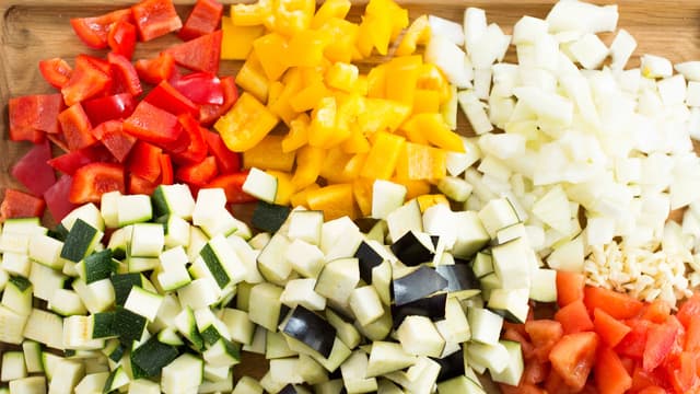 **Ratatouille:** Kutt grønnsakene i grove biter og fres dem i olivenolje sammen med hvitløken i 5 minutter. Ha i tomater og oliven og la koke i 5 minutter. Smak til med salt og pepper.