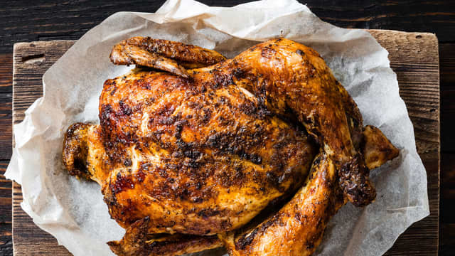 **Kyllingsalat:** Del kyllingen og rens den fri for bein og skinn.