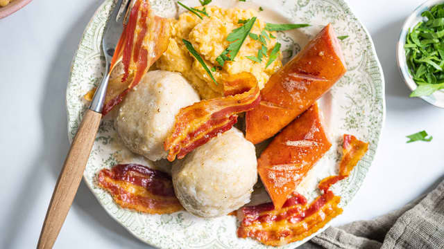 Server gjerne nylagde komler med vossakorv, stekt bacon og kålrotstappe.