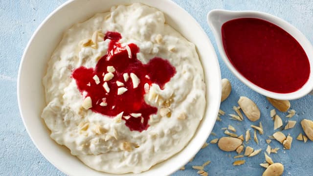 Riskrem med rød saus