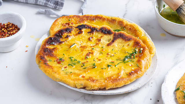 Smelt smøret i en kjele sammen med hvitløken. Dra kjelen av varmen og vend inn finhakket persille og sitronsaft. Pensle de varme potetflatbrødene med hvitløksmør før servering.