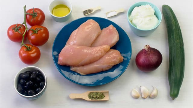 En middag som smaker av sol og ferie, med masse deilige råvarer. Varier gjerne retten med andre krydder og grønnsaker. Server gjerne med ovnsstekte potetbåter.