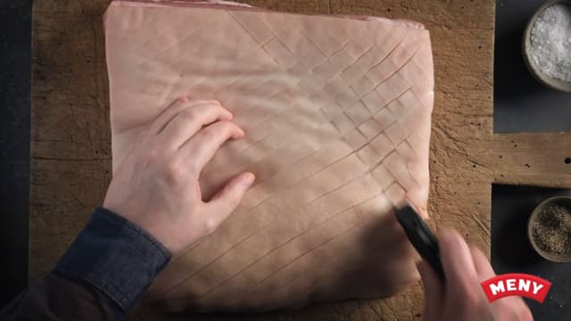 **Forbered ribba:** Skjær gjennom svoren og litt ned i spekket med en skarp, spiss kniv.