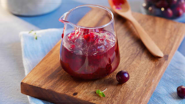 **Tranebærkompott:** Ha tranebær, vann og sukker i en kjele. Kok til tranebærene er myke og blandingen tykner til en kompott.