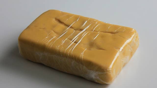 Dersom den faller fra hverandre må du kjøre deigen lenger i kjøkkenmaskinen. Form deigen, pakk den inn i plastfolie, og legg  i kjøleskapet i 2-3 timer, eller over natten. Mens deigen hviler i kjøleskapet, kan du begynne på vaniljekremen og koke pærene i hvitvin.