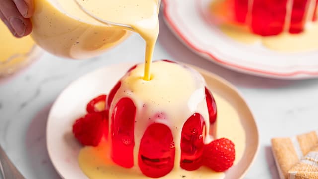 Sil vaniljesausen over i en ny bolle. Rør med jevne mellomrom mens sausen avkjøles. Vaniljesausen oppbevares i kjøleskapet til den skal brukes.