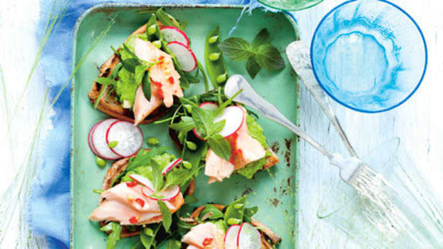 Bruschetta med avokadokrem og limemarinert laks