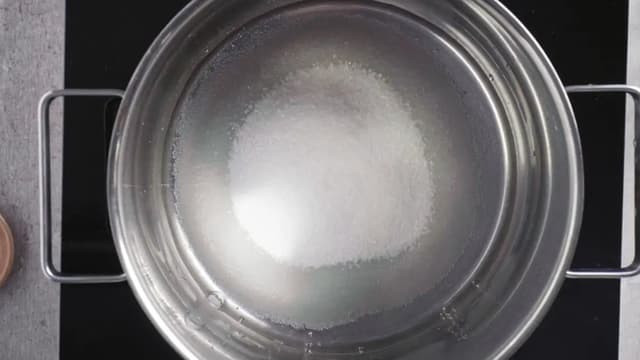 Lag sukkerlake ved å koke opp lik mengde sukker og vann. La koke til sukkeret er løst opp. Avkjøl. Lag gjerne litt ekstra som du kan ha stående til neste gang til skal lage frappe.