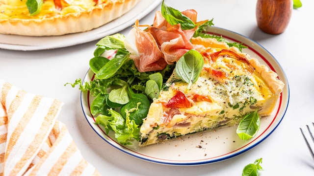 **Stek paien i ovnen i 25-30 minutter**, eller til eggeblandingen har stivnet og paien er gyllen på toppen.
Server paien varm med en frisk salat ved siden av.