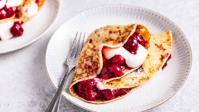 Pannekaker med rørte bringebær og vaniljekesam