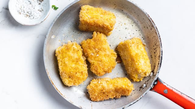 Stek fiskepinnene i smør eller olje på begge sider, i ca 5 minutter, til de er gylne og gjennomstekte.