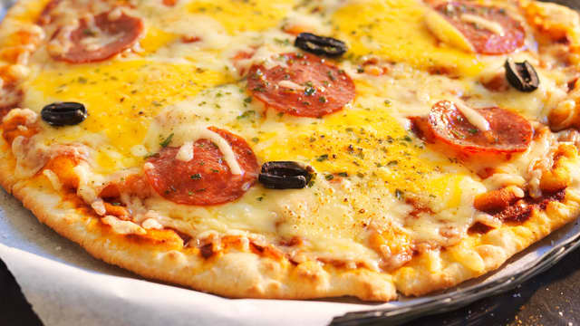 Stek pizzaene midt i ovnen, på 200 grader i ca 10 minutter til osten er smeltet og gyllen.