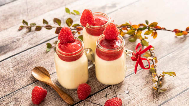 Panna cotta med bringebærsaus