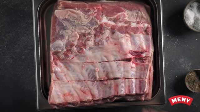 Legg den med svorsiden ned og dekk ribba med aluminiumsfolie og sett den kjølig, så vil krydderet trekke inn i ribba og gi en bedre smak på kjøttet.