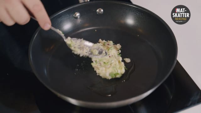 Form potetmassen til kuler, en god spiseskje per stk. Klem dem flate, og ha i en varm stekepanne med olje