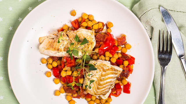 Torsk med kikerter og chorizo