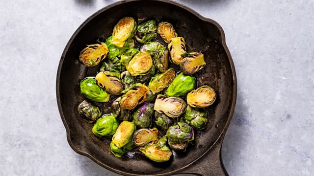 Stek rosenkålen raskt i en stor varm stekepanne eller wok under stadig omrøring. Tilsett chili, ingefær og hvitløk underveis i stekingen og smak til med salt og sesamolje.