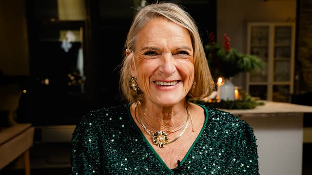 Pinnekjøtt dampet på poteter, kålrabistappe og vossakorv