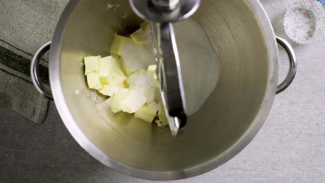 Pisk smør og sukker hvitt i en kjøkkenmaskin eller med en elektrisk håndvisp.