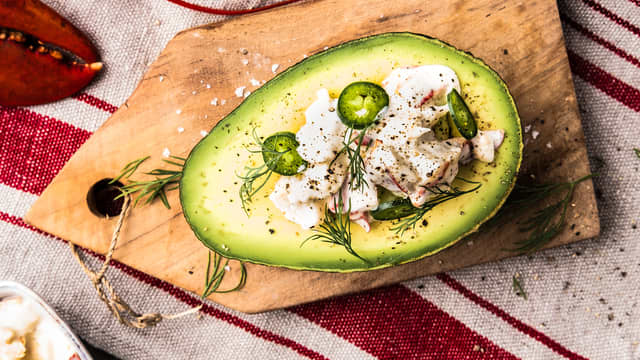 Fordel hummersalaten i avokadoene og server!