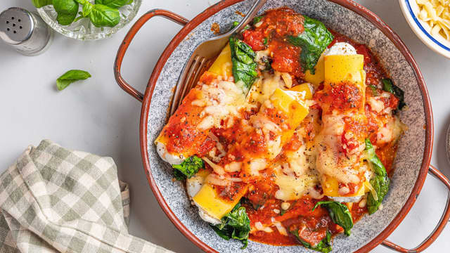 Stek cannelonirørene i ovnen på **180 grader i ca. 20 minutter** til pastaen er myk og osten er gyllen.
La pastaen hvile i minst 5 minutter før servering.