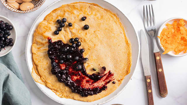 Stek pannekakene i en stekepanne med litt smør til de er gylne på begge sider.