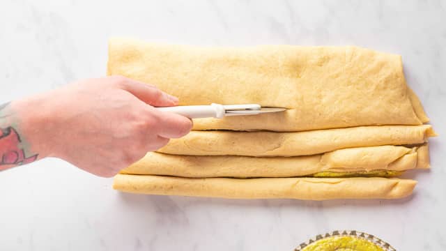 Skjær i 3 cm tykke strimler med en kniv eller et pizzahjul.