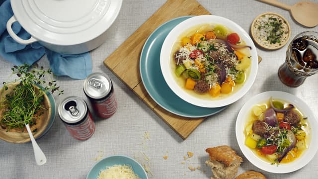 Grønnnsakssuppe med kjøttboller og parmesan