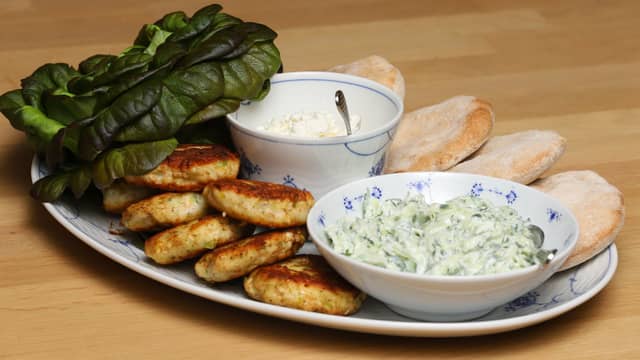 Hjemmelagde fiskekaker i grove pitabrød