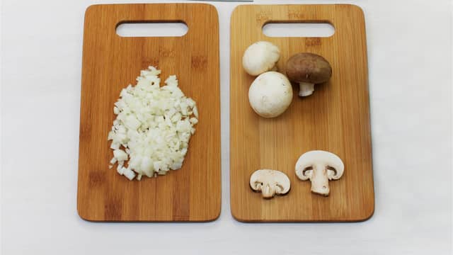 **Saus:** Finhakk løk og skjær sopp i skiver.