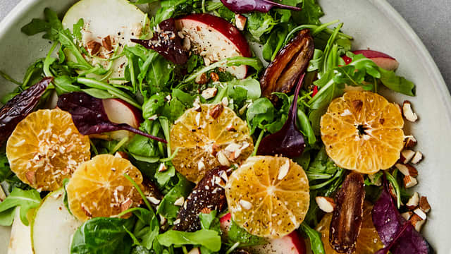 Julesalat med frukt og hakkede mandler