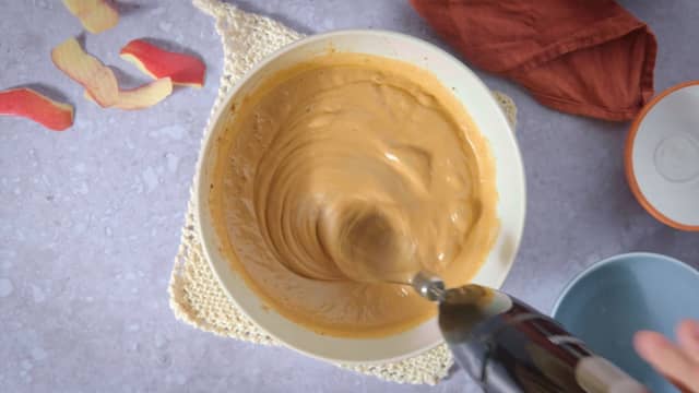 Pisk egg, brunt sukker, hvitt sukker og frøene fra vaniljestangen til eggedosis.