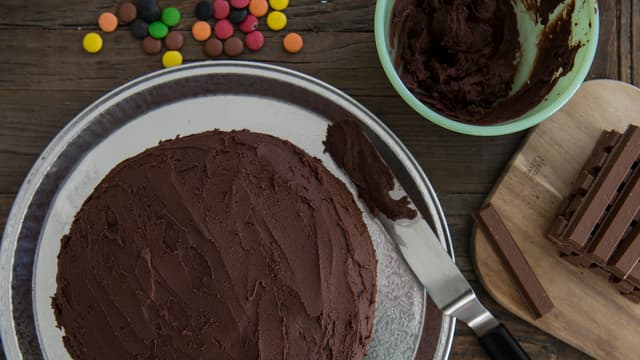 Legg den andre bunnen over og dekk hele kaken med glasur.