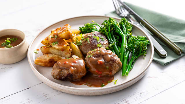 Fars kjøttkaker med brokkolini, poteter og saus