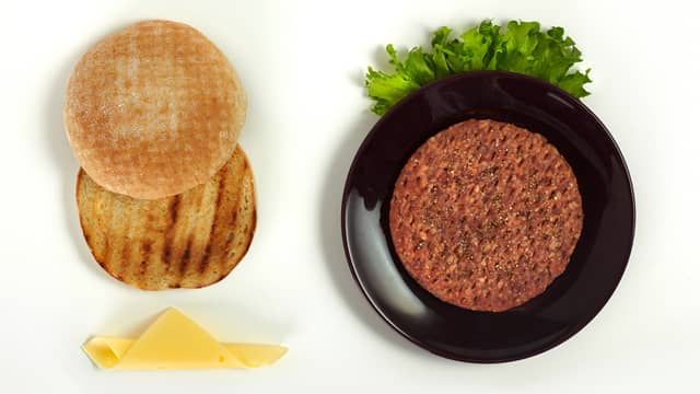 Grill hamburgerne 3-5 minutter på hver side. Legg sammen burgeren din som vanlig, med ost, løk og alt annet.
 
Tips: Server gjerne med litt Coleslaw.